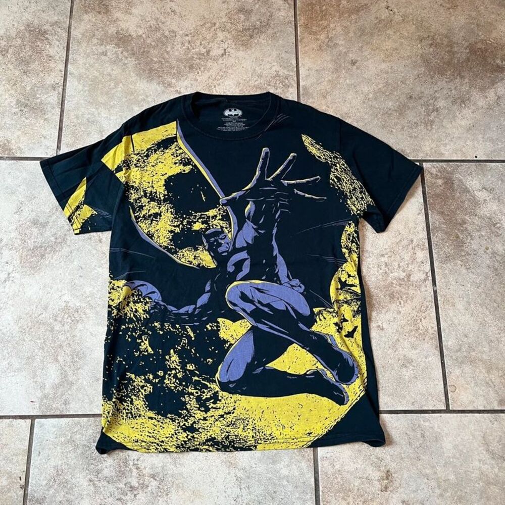 Batman Dark Knight Moon Shirt Purple Yellow DC Comic Tee size small